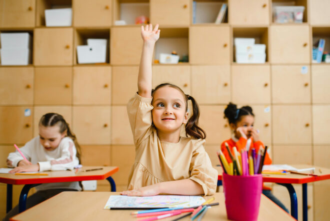 Primair onderwijs meisje steekt hand op