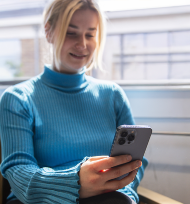 Blonde dame met telefoon
